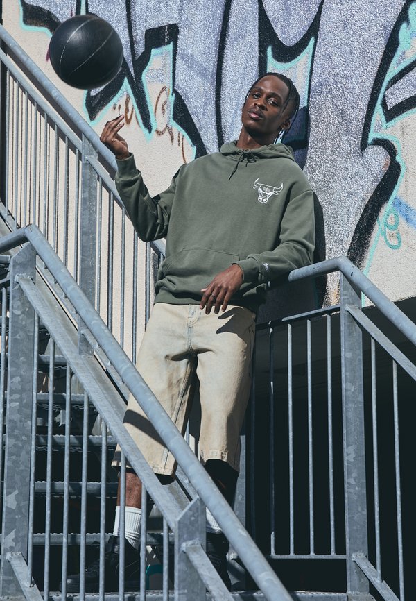 NBA CHICAGO BULLS LEAGUE ESSENTIALS OVERSIZED HOODIE - Club wear - olive3