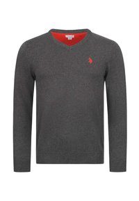 Grauer Strickpullover mit V-Ausschnitt, langen Ärmeln und gerippten Bündchen. Verfügt über ein kontrastierendes rotes Innenfutter und ein kleines rotes Logo auf der Brust.