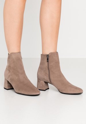 Classic ankle boots - sand