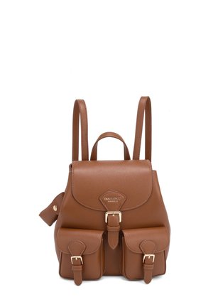 Sac à dos en cuir marron avec deux poches avant à boucle, un rabat supérieur avec fermeture à boucle et des bretelles réglables.