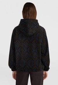 Sweat à capuche en polaire avec une base sombre, présentant des motifs géométriques bleus et verts, une capuche et des poignets élastiques. Design texturé et décontracté.