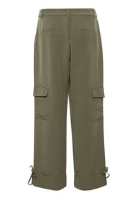 Alyvuogių spalvos cargo kelnės su laisvu siluetu, turinčios šonines kišenes, galines kišenes ir reguliuojamas juostas kelnių kojose.