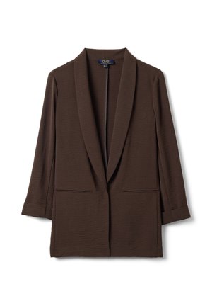 Blazer marrón a medida con cuello chal, mangas largas y dos bolsillos delanteros de ojal, mostrado extendido sobre un fondo blanco.