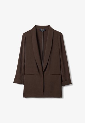 Blazer marrón a medida con cuello chal, mangas largas y dos bolsillos delanteros de ojal, mostrado extendido sobre un fondo blanco.