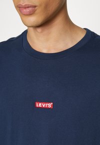 Levi's® RELAXED BABY TAB - Tricou basic - dress blues