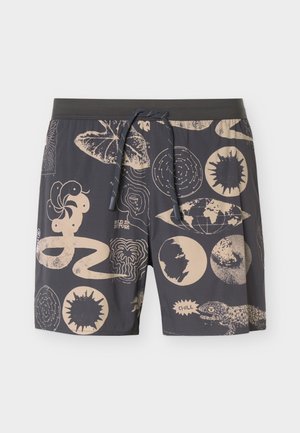 Σκούρα σορτς με μπεζ μοτίβα εμπνευσμένα από τη φύση, που περιλαμβάνουν φύλλα, παγκόσμιο χάρτη, ήλιο, φίδι, γεκκό και το κείμενο «CHILL» με ρυθμιζόμενο κορδόνι στη μέση.