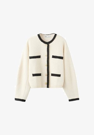 Crèmekleurige gebreide cardigan met knopen, zwarte afwerking op de kraag, manchetten, voorranden en rechthoekige zakdetails, weergegeven op een witte achtergrond.