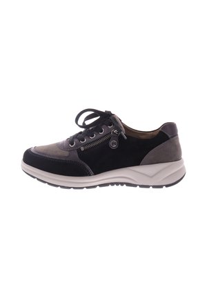 Lace-up sneaker in zwart en grijs suede met een gerenommeerde afwerking, voorzien van een ritsdetail, een gevoerde zool en een ronde neus.