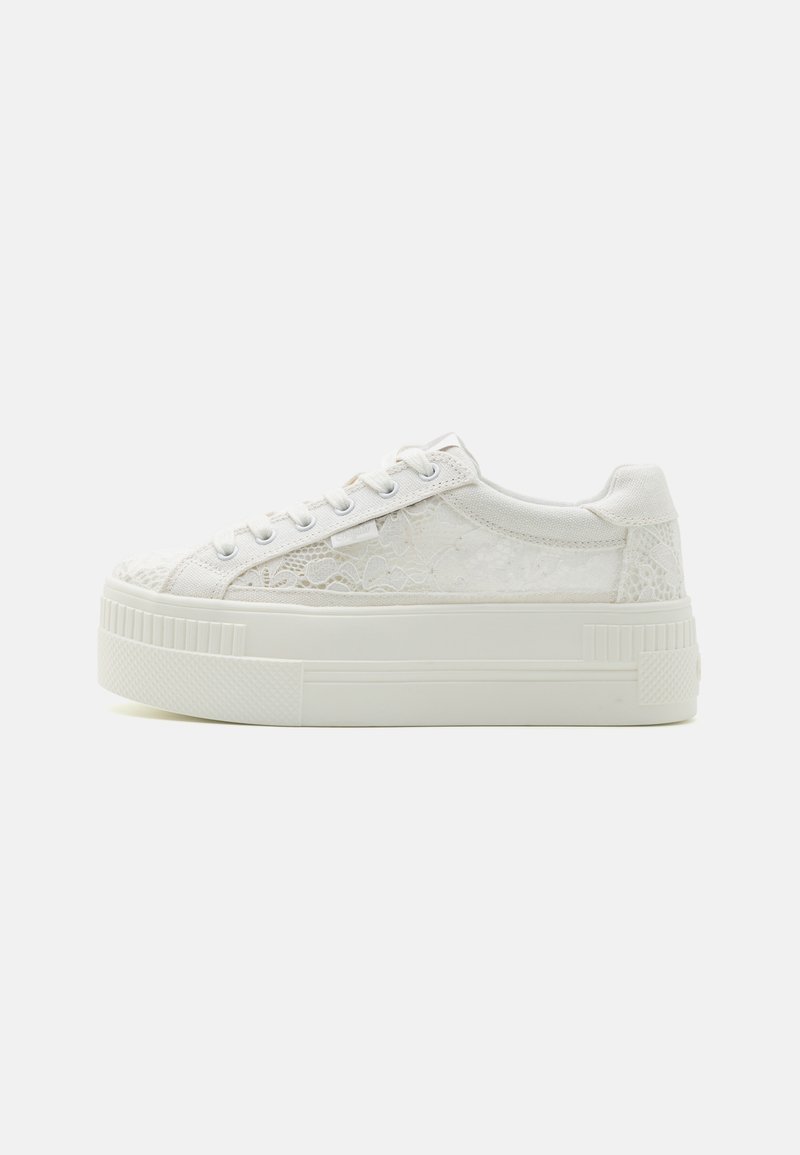 Valged platvormi sneakerid, millel on paeladetailid, ümar varvas ja lame kummist tallaga, millel on külgedel tekstuur. Klassikaline paelaga mudel.