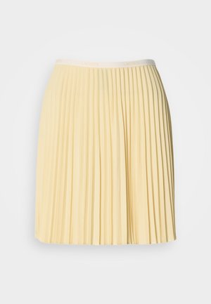 Jasnożółta plisowana spódnica z paskiem z logo Lacoste. Wykonana z lekkiego materiału, ma zwiewny krój i gładką fakturę.