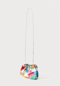 Mehrfarbige Clutch-Tasche mit geometrischen Mustern, strukturiertem Stoff, silberner Kettenriemen, gerafftem oberen Bereich und Perlenakzenten auf einer Seite.