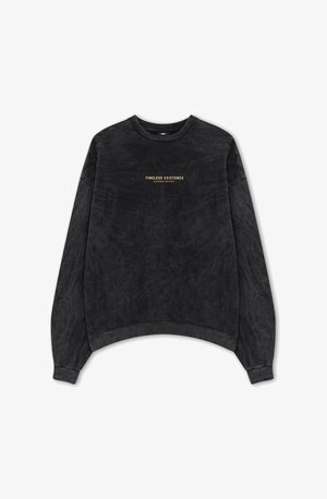 Felpa nera con effetto tie-dye, con scollatura rotonda, maniche lunghe e testo dorato "TIMELESS EXISTENCE" sul davanti.