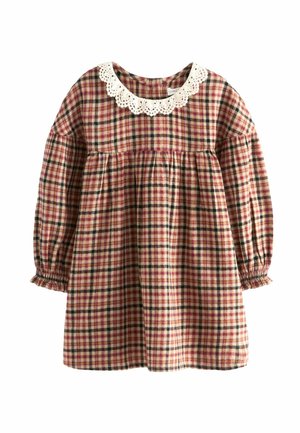 Robe bébé à manches longues avec motif à carreaux rouge et beige et col en dentelle blanche, taille froncée et poignets élastiqués aux manches.