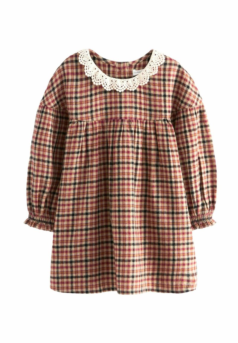 Robe bébé à manches longues avec motif à carreaux rouge et beige et col en dentelle blanche, taille froncée et poignets élastiqués aux manches.