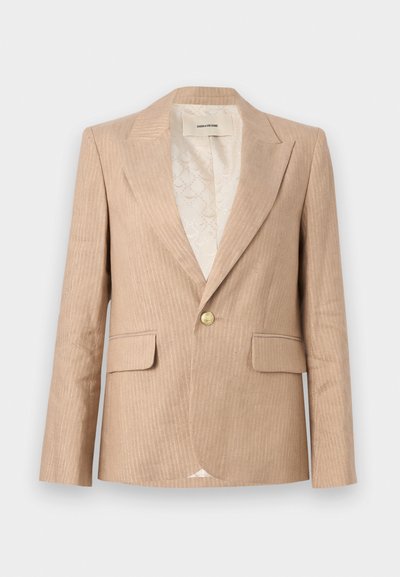 Μπεζ γυναικείο σακάκι με διακριτικές κάθετες ρίγες, κλείσιμο με ένα χρυσό κουμπί, πέτο με χαραγμένο άνοιγμα και δύο εμπρόσθιες τσέπες με καπάκι.