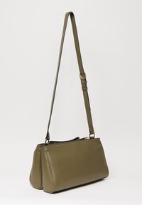 Borsa a spalla verde oliva in pelle texturizzata, con un profilo slanciato, tracolla regolabile e dettagli in metallo dorato.