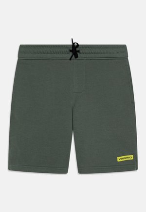 Zielone sportowe szorty z elastycznym paskiem, czarnym sznurkiem, boczną kieszenią i żółtym logo marki po prawej stronie u dołu.