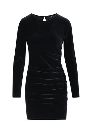 Svart fløyelskjole med lange ermer, kroppsnær passform og rynkedetaljer langs siden. Kleshull bak med lukking. Glatt tekstur.