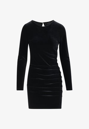 Svart fløyelskjole med lange ermer, kroppsnær passform og rynkedetaljer langs siden. Kleshull bak med lukking. Glatt tekstur.