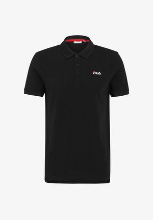 Sorte polo-shirt lavet af bomuld med en tre-knaps placket, korte ærmer og en krave med røde accenter. Har et hvidt FILA-logo på brystet.