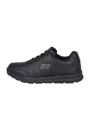 Zapatilla negra de cuero con cordones delanteros, cuello acolchado, suela texturizada y logo reflectante "S" en el lateral sobre fondo blanco.