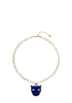 Goldene Halskette mit rechteckigen Gliedern und einem Anhänger in Form eines blauen Pantherkopfes mit detaillierten grünen und goldenen Augen.