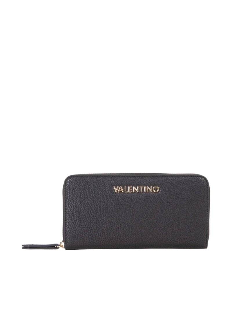 Portafoglio in pelle nera con finitura texture, caratterizzato da un logo "Valentino" color oro sulla parte frontale e una chiusura a zip con un cinturino da polso.
