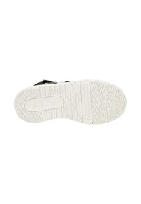 Basket noire avec une tige en toile texturée et une semelle en caoutchouc blanche. Présente un motif de crêtes et de rainures pour une meilleure adhérence.