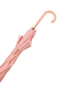 Różowy składający się parasol z gładką, zakrzywioną rączką i plisowanym daszkiem. Materiał jest lekki, z mocnym czarnym łącznikiem przy rączce.