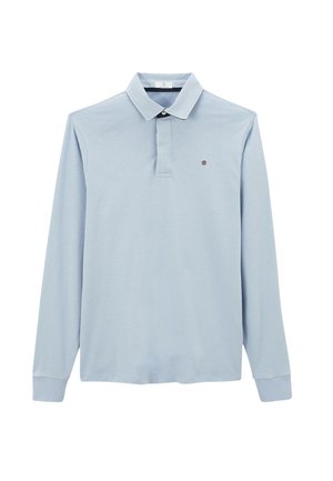 Polo à manches longues en coton bleu clair, avec un col replié, une patte de boutonnage et un petit emblème sur la poitrine.