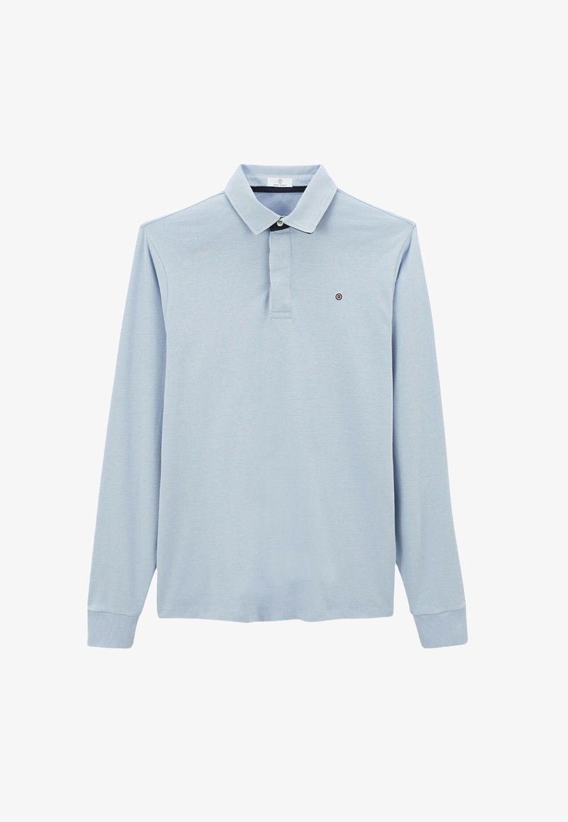 Polo à manches longues en coton bleu clair, avec un col replié, une patte de boutonnage et un petit emblème sur la poitrine.