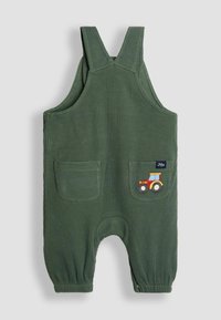 Grüne strukturierte Baby-Latzhose mit zwei Vordertaschen, von denen eine mit einem kleinen gestickten roten und gelben Traktordesign verziert ist.
