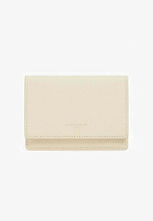Portefeuille en cuir couleur crème avec une surface texturée, un design pliable et des coutures minimales. Présente un logo en relief à l'avant.