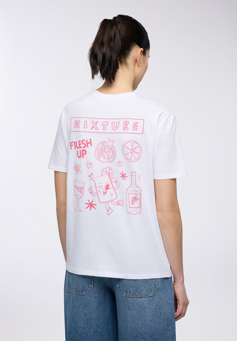 T-shirt bianca in cotone con stampe grafiche rosa sul retro, che includono "Mixture", frutti, una bevanda e stelline. Vestibilità relaxed.