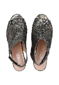 Schwarze und graue gemusterte High-Heels-Sandalen mit offener Zehenpartie, Fersenriemen und Ausschnitt-Design. Glatte Innenauskleidung und strukturierte Außenseite.