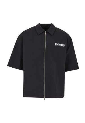 Schwarzes Kurzarm-Zip-Up-Hemd aus leichtem Stoff, mit Kragen und dem weißen Schriftzug "Eternity" auf der linken Seite.
