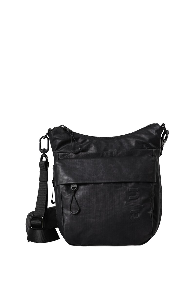 Schwarze Schultertasche aus strukturiertem Stoff, mit einem durch Reißverschluss verschlossenen Hauptfach und einer Fronttasche mit Druckknopfverschluss, verstellbarem Tragegurt.
