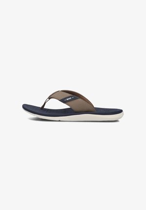 Flip-flop sandaal met een bruine synthetische bovenkant, een marineblauwe voetbed en een witte zool met textuur voor grip. Inclusief gespleten teendesign en logo-detail.