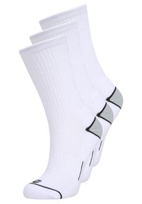 Trois chaussettes de sport blanches avec texture côtelée, semelle rembourrée et accent gris près du talon, avec une bordure noire en haut.