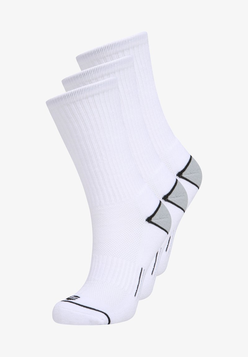 Trois chaussettes de sport blanches avec texture côtelée, semelle rembourrée et accent gris près du talon, avec une bordure noire en haut.