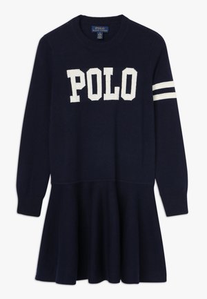 Marineblå langærmet strikket kjole med hvid "POLO"-bogstaver på brystet og to hvide striber på venstre ærme.