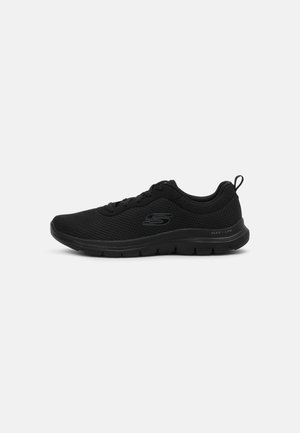Chaussure de sport légère noire Skechers avec dessus en mesh, fermeture à lacets, logo sur le côté et semelle flexible sur fond blanc.