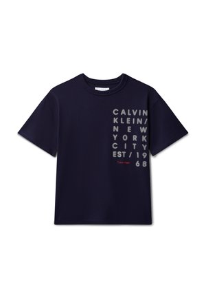 Navy plava majica kratkih rukava s vertikalnim bijelim tekstom "CALVIN KLEIN NEW YORK CITY EST 1968" i malim crvenim logotipom "Calvin Klein" sprijeda.