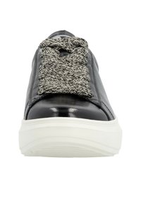 Sneaker en cuir noir avec un lacet texturé noir et blanc, présentant une semelle en caoutchouc blanc et une surface lisse et brillante.