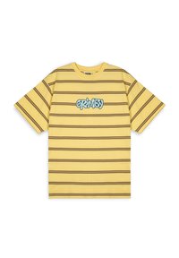 Camiseta de manga corta a rayas amarillas con un gráfico central que presenta la palabra "GRIMES" en letras azules sobre la tela amarilla.