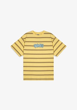 T- shirt a maniche corte gialla a righe con una grafica centrale che mostra la parola "GRIMES" in lettere blu contro il tessuto giallo.
