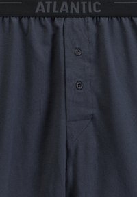 Granatowe męskie szorty o miękkiej teksturze, z czarnym elastycznym pasem z napisem "ATLANTIC", dwoma guzikami oraz boczną kieszenią.