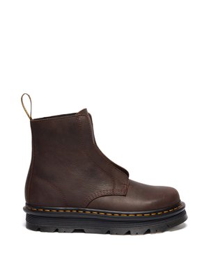 Braune Leder-Ankle-Boots mit elastischen Seiteneinsätzen, strukturierten Oberflächen, Zuglasche und kontrastierenden gelben Nähten auf einer schwarzen Gummisohle.