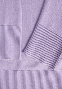 Lavendel pullover met een gladde breistekstuur en ribbelaccenten aan de zoom en manchetten. Heeft een eenvoudig, modern ontwerp en lichtgewicht stof.