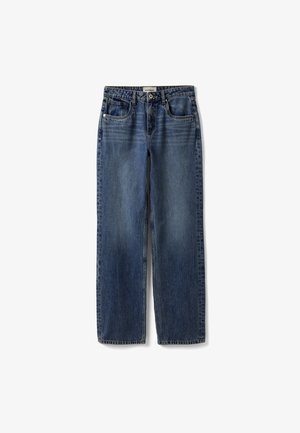 Jeans denim blu a gamba dritta con bottone frontale e cerniera, passanti per cintura e tasche frontali e posteriori, distesi su sfondo bianco.